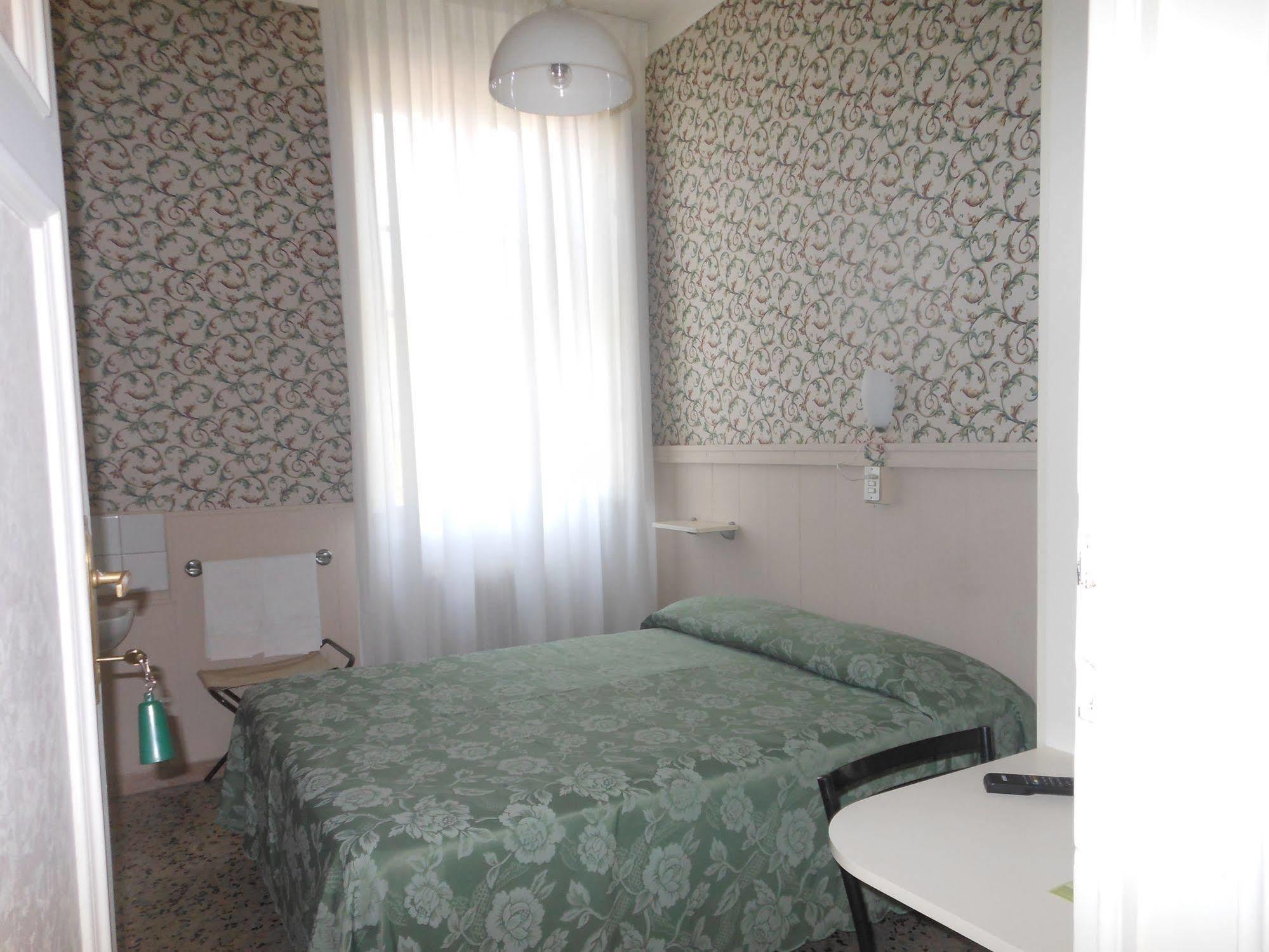 Hotel Stipino ลุคคา ภายนอก รูปภาพ